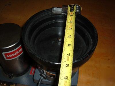 Vibratory feeder bowl system. 110V w/ pneumatics works