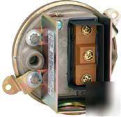 Dwyer compact low dif pressure switch 1.4-5.5