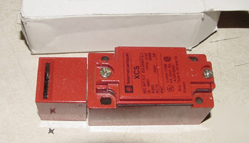 New telemecanique safety interlock switch xcs-A803 